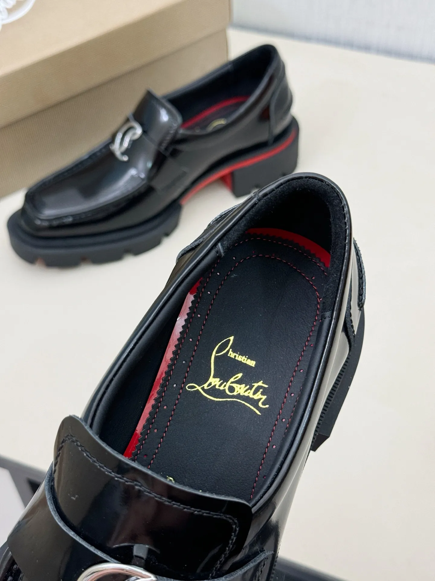 [CL～High-end men’s red-soled shoes] Top P: 880💰. Size: 39-44 (38.45.46 can be customized) 🆑Top original order purchasing agent Imported open-edge bead fabric and water-dyed cowhide inside 🉑️ Imported TPU rubber sole, wear-resistant and non-slip, full of European style.